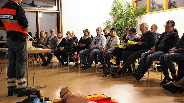 Bei einem Dienstabend informierte Rettungshelfer und Helfer vor Ort Patrick Wachter (links) Interessierte, wie bei plötzlichem ...