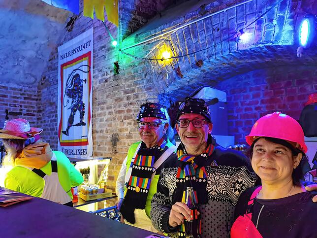 Zeigen vollen Einsatz an der Bar: Helmut de Francisco, Uwe und Claudia Wolfensperger (von links).