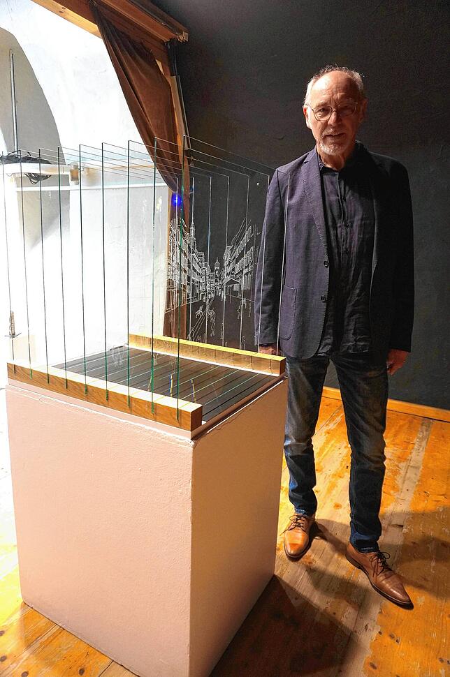 Wolfgang Mussgnug mit seinem Werk „Durchblick“.