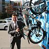 Mit dem Fahrrad sieht man OB Erik Pauly öfter in der Stadt. Nun hat er senen Dienstagwagen abgeschafft und will vermehrt mit den ...