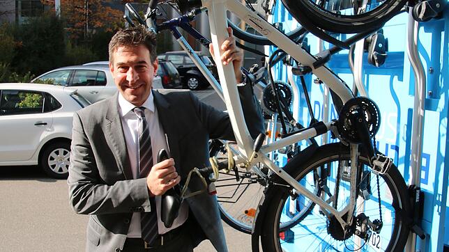 Mit dem Fahrrad sieht man OB Erik Pauly öfter in der Stadt. Nun hat er senen Dienstagwagen abgeschafft und will vermehrt mit den ...