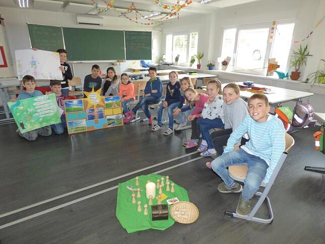 Die Klasse 4 hat sich in ihren neuen Klassenzimmer eingerichtet.
