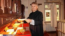 Mesner Herbert Siebenrock bereitet den Kelch und die Tücher für die Feier der Eucharistie in St. Jakobus vor.