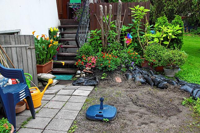 Lediglich Sandsäcke und angespülter Sand zeugen eine Woche später von dem Unwetterereignis im Garten von Rosemarie Koch. Durch die ...