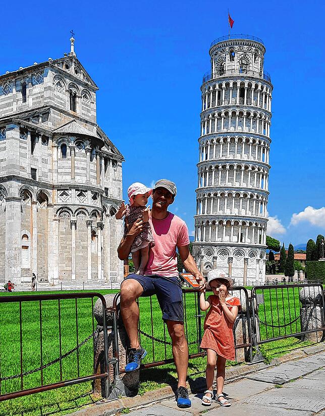 Andreas Oßwald mit seinen Töchtern Juna und Alyssa vor dem schiefen Turm von Pisa.
