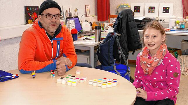 Kinderrätin Stella Wegeng möchte im nächsten Schuljahr auf jeden Fall weitermachen. Links sitzt Schulsozialarbeiter Mario Maué.