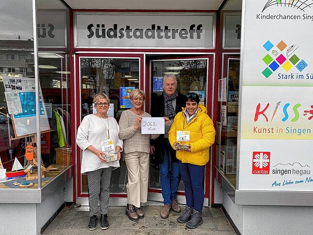 Der Verein Kinderchancen erhielt kurz vor Weihnachten von Petra Güss (Zweite von links) eine Spende in Höhe von 1034 Euro. Mit im Bild ...