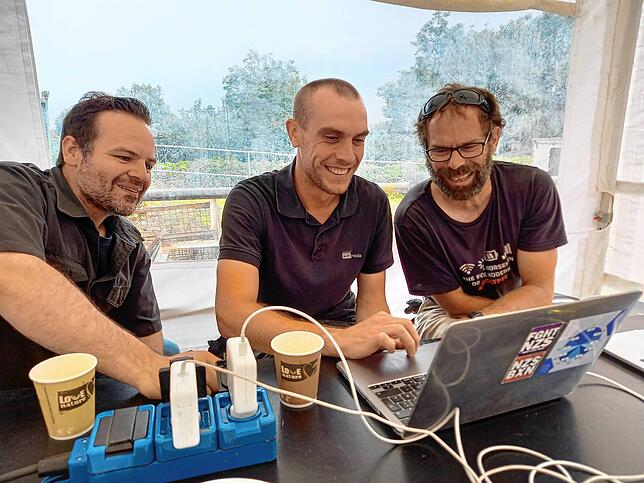 Die Tontechniker simulieren die Beschallung des Geländes am Computer (von links): Simon Dühning, Jan Amann und Timo Schorn.