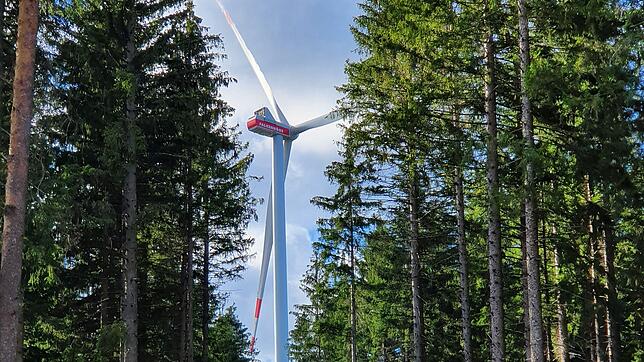 So könnte es zukünftig einmal im Meßkircher Stadtwald bei Rohrdorf aussehen. Das Bild zeigt ein Windrad auf der Falkenhöhe in ...
