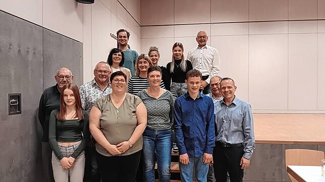 Der neue Vorstand mit den Geehrten und den Neuen im Verein (von links vorne): Marie Tamm (neu), Cybil Starkmann (Beisitzerin ...