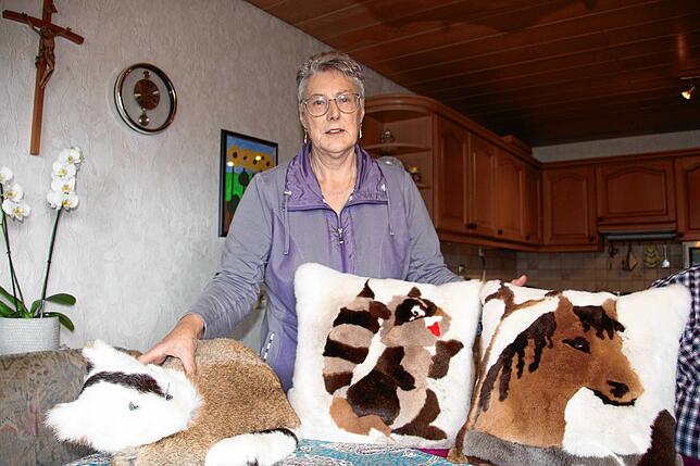 Brigitte Fuchs fertigt aus seidenweichen Kaninchenfellen unter anderem Kissen an.