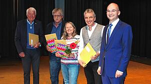 Walter Pankoke, Lothar Franke, Jutta Weißer und Dieter Petrolli (von links) sind aus dem Gemeinderat ausgeschieden. Bei der Brotspende ...
