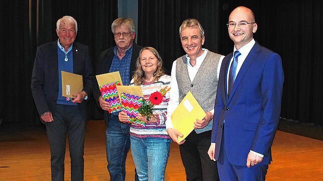 Walter Pankoke, Lothar Franke, Jutta Weißer und Dieter Petrolli (von links) sind aus dem Gemeinderat ausgeschieden. Bei der Brotspende ...