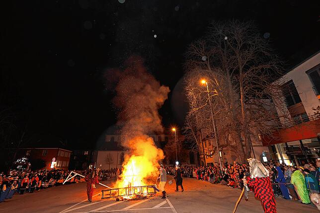 Bild 3: Fasnacht 2025 in Konstanz: So erlebt der Stephansplatz das flammende Spektakel