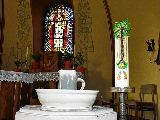 Die extra für die Fußwaschung am Gründonnerstag gespendete Schale mit Kanne wird in Lottstetten, in der Heilig-Kreuz-Kapelle, eingeweiht ...