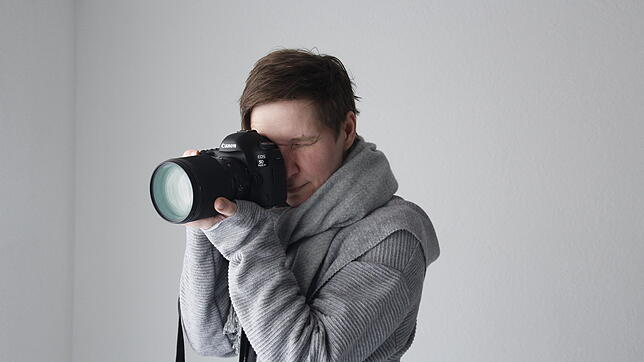 Carmen Brockhammer ist Krankenschwester und Fotografin. Sie fotografiert verstorbene Babys und schafft den trauernden Eltern so die ...