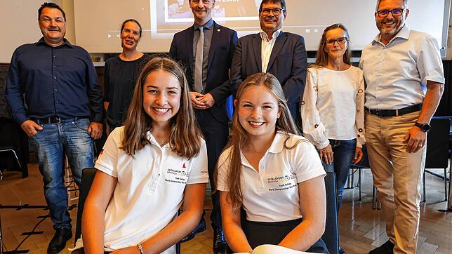 Glückliche Gesichter im Bürgersaal: Die Vizeweltmeisterinnen in der 420er Zweierjolle Amelie Wehrle (links) und Amelie Rinn durften sich ...