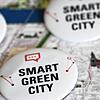 (Symbolbild) Wie schlau und wie grün will Konstanz werden? Werbe-Buttons für das umstrittene Programm Smart Green City liegen auf einem ...
