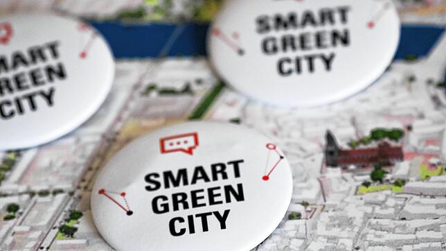 (Symbolbild) Wie schlau und wie grün will Konstanz werden? Werbe-Buttons für das umstrittene Programm Smart Green City liegen auf einem ...