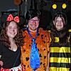 Als Fred Feuerstein nimmt Andi Seitz, Dirigent des Harpolinger Musikvereins, teil, hier mit Minnie Maus und Biene Maja.