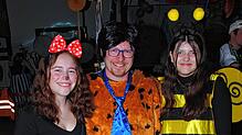 Als Fred Feuerstein nimmt Andi Seitz, Dirigent des Harpolinger Musikvereins, teil, hier mit Minnie Maus und Biene Maja.