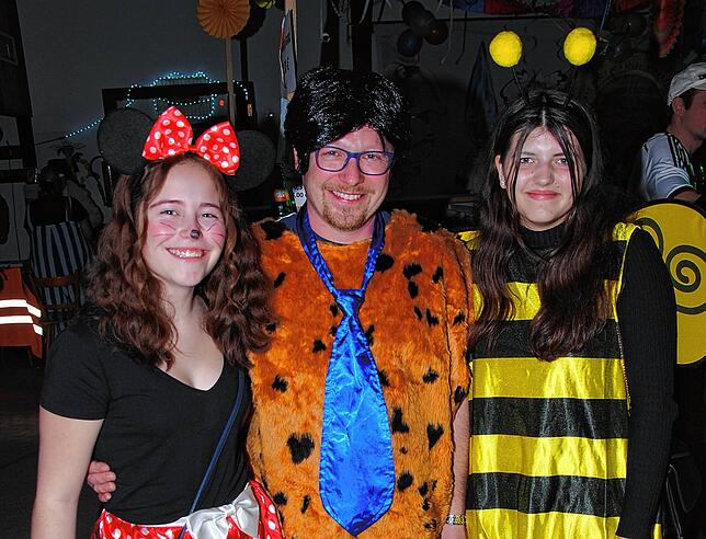 Als Fred Feuerstein nimmt Andi Seitz, Dirigent des Harpolinger Musikvereins, teil, hier mit Minnie Maus und Biene Maja.
