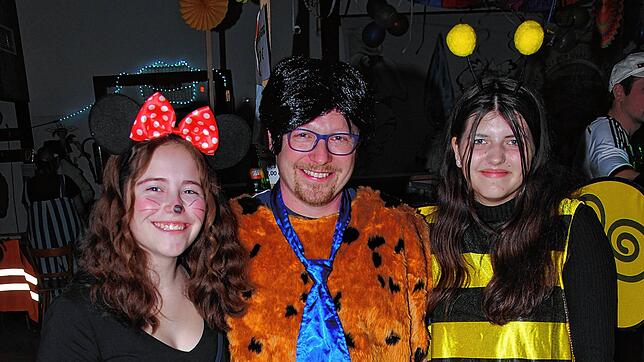 Als Fred Feuerstein nimmt Andi Seitz, Dirigent des Harpolinger Musikvereins, teil, hier mit Minnie Maus und Biene Maja.