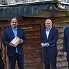 Es muss nicht gleich ein ganzes Biotop sein, wie das Schulbiotop des Hochrhein-Gymnasiums Waldshut, in dem (von links) David Gerstner, ...