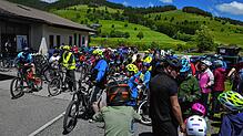 121 Bernauer beim Auftakt zum Stadtradeln des Landkreises halfen ihrem Bürgermeister, seine Wette zu gewinnen. Bild: Christiane Sahli