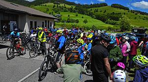 121 Bernauer beim Auftakt zum Stadtradeln des Landkreises halfen ihrem Bürgermeister, seine Wette zu gewinnen. Bild: Christiane Sahli
