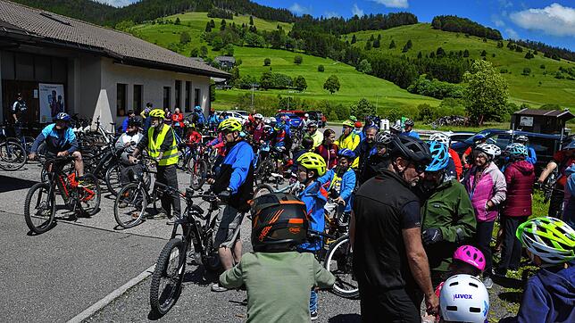 121 Bernauer beim Auftakt zum Stadtradeln des Landkreises halfen ihrem Bürgermeister, seine Wette zu gewinnen. Bild: Christiane Sahli