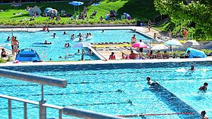 Das Tennenbronner Freibad „Badschnass“ ist nicht nur bei Kindern beliebt. Bilder: Werner Müller