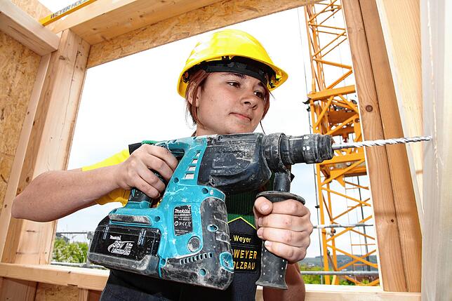 Immer mehr Mädchen entscheiden sich für eine Ausbildung im Handwerk, hier eine angehende Zimmerin. Bild: Sascha Schneider/AMH