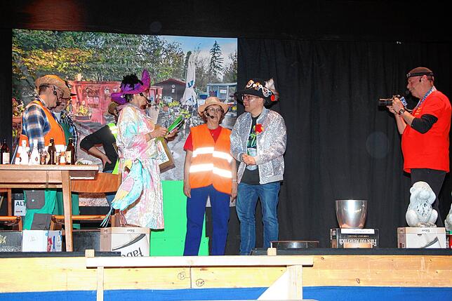 Bürgermeister Dominik Männle (Zweiter von rechts) wurde in die Aufführung der Laienspielgruppe Wolfsrudel „De Schönste im ...