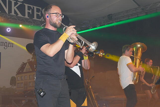 Bild 22: Am Brass-Abend bebt das Mundelfinger Festzelt