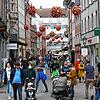 Endlich wieder Menschen in Konstanz: Hier ein Blick in die Kanzleistraße. Einige Passanten sind mit dem Handy beschäftigt, um einen ...