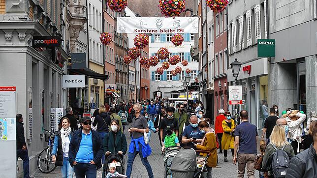 Endlich wieder Menschen in Konstanz: Hier ein Blick in die Kanzleistraße. Einige Passanten sind mit dem Handy beschäftigt, um einen ...