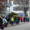 Die Schlange zieht sich den ganzen Block entlang: offener Impftag an der Hohentwiel-Gewerbeschule.