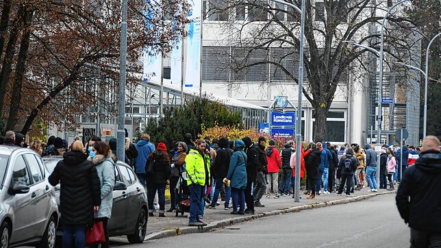 Die Schlange zieht sich den ganzen Block entlang: offener Impftag an der Hohentwiel-Gewerbeschule.