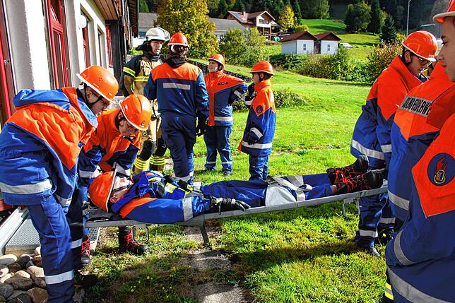 Menschenrettung hatte oberste Priorität bei der Abschlussübung der Jugendfeuerwehren in der Todtmooser Grundschule.