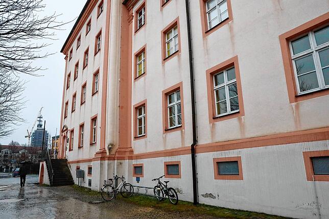 Am Stadtarchiv sollen endlich die Fenster ausgetauscht werden.