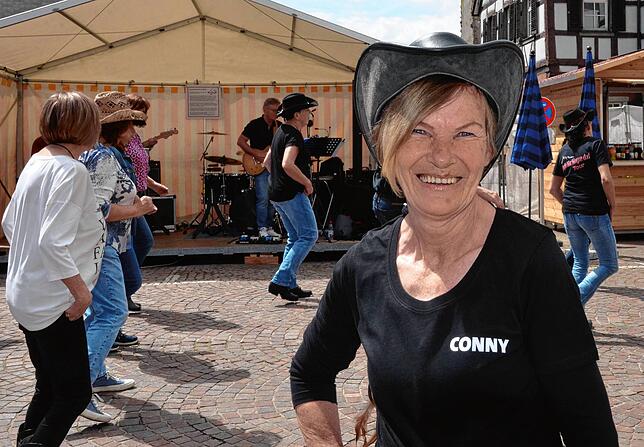 Conny Seifried tanzt bei Musik von „Knapp ein Jahr“.