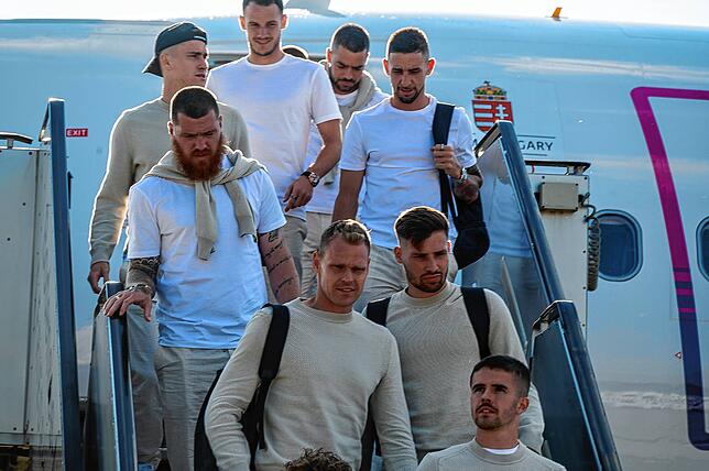 Bild 16: Ankunft der ungarischen Fußballnationalmannschaft