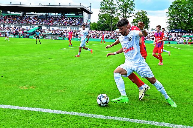Bild 8: Pokalspiel  gegen Heidenheim: Fans feiern FC 08 Villingen trotz Niederlage