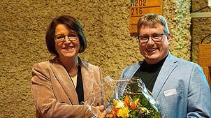 Felix Lohrer, Vorsitzender der Synode, gratuliert Schuldekanin Martina Dinner zur Wiederwahl. Foto: Karl-Wilhelm Frommeyer