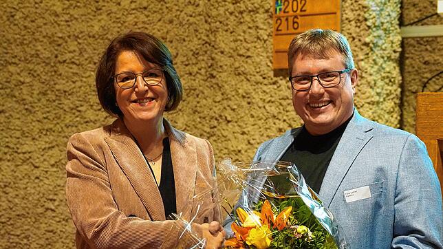 Felix Lohrer, Vorsitzender der Synode, gratuliert Schuldekanin Martina Dinner zur Wiederwahl. Foto: Karl-Wilhelm Frommeyer