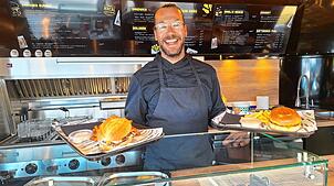 Timo Leibbrand ist so etwas wie der kulinarische Berater für den Foodtruck, er steht aber auch oft selbst hinter der Theke. Der ...