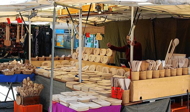 An diesem Stand werden nützliche Artikel aus Holz angeboten.