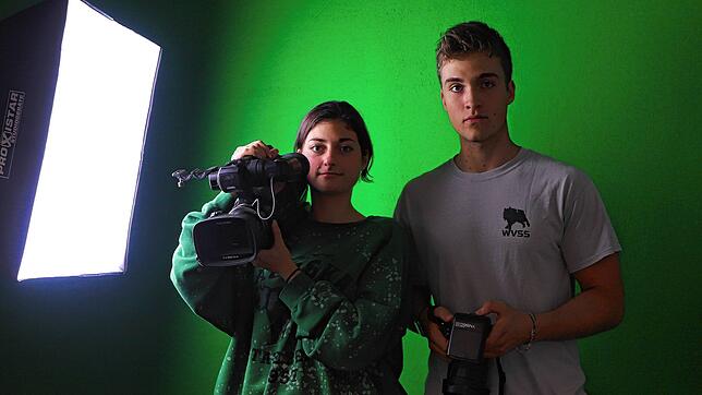 Lora Angelova und Moritz Högemann im Studio. Die jungen Konstanzer produzieren einen Film über Narkolepsie.