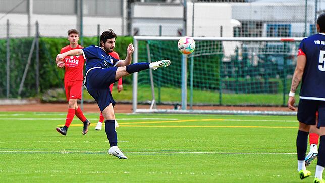 Matchwinner: Marko Mijatovic fasste sich im Derby gegen den FC Tiengen 08 ein Herz und brachte den VfB Waldshut entscheidend mit 2:1 in ...